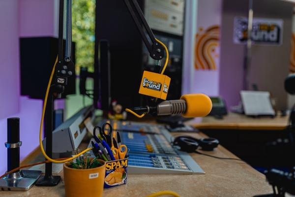 05 25 ON AIR CONSOLE with MICROPHONE FLAG STRAIGHT ANGLE ON